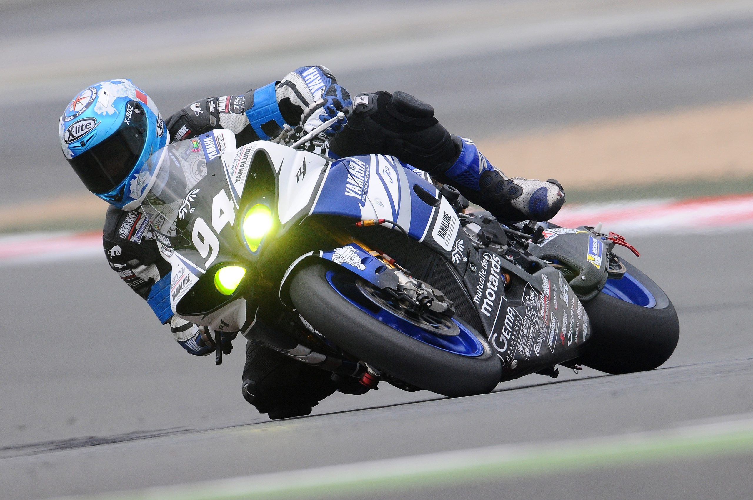 Moto de competición en una curva de circuito